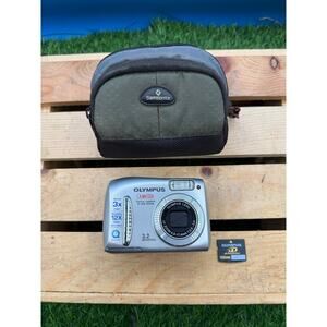Olympus Camedia D-535 Zoom 3.2MP Digital Camera W/ Picture Card/Case